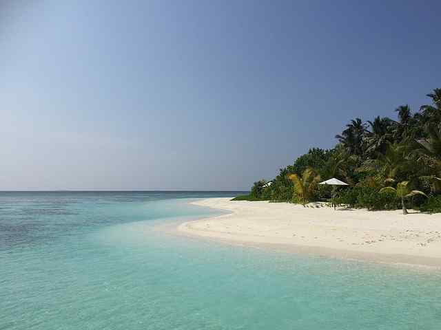 Praia de águas cristalinas