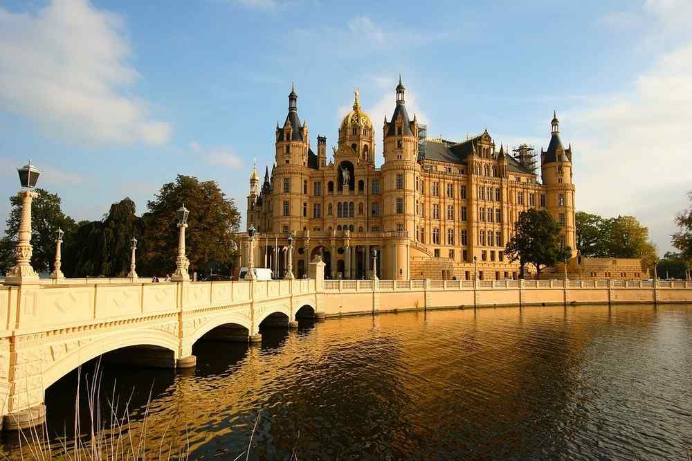 Castelo Schwerin, com sua ponte em primeiro plano Castelo Schwerin, com sua ponte em primeiro plano