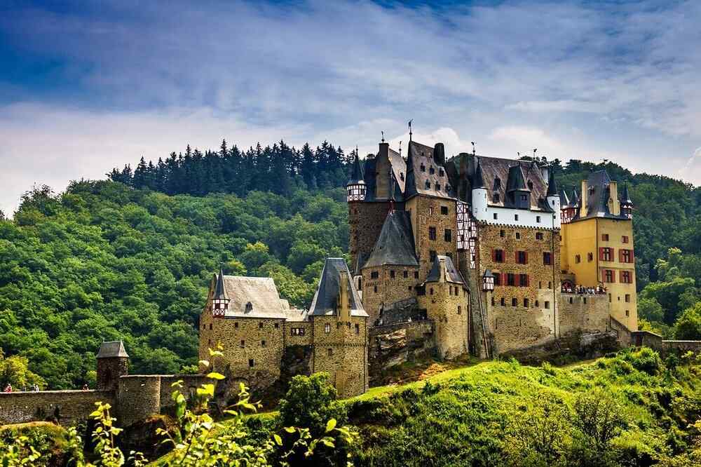 Terceira de 3 fotos em sequência do castelo Eltz na Alemanha Terceira de 3 fotos em sequência do castelo Eltz na Alemanha