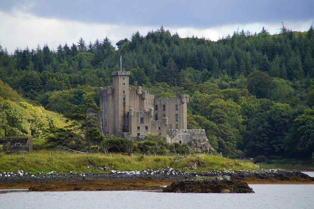 Castelo de Dunvegan, na ilha Skye, no norte da Escócia Castelo de Dunvegan, na ilha Skye, no norte da Escócia