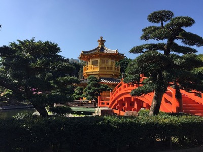 Pavilhão dourado em meio a um grande jardim e junto a um pequeno lago